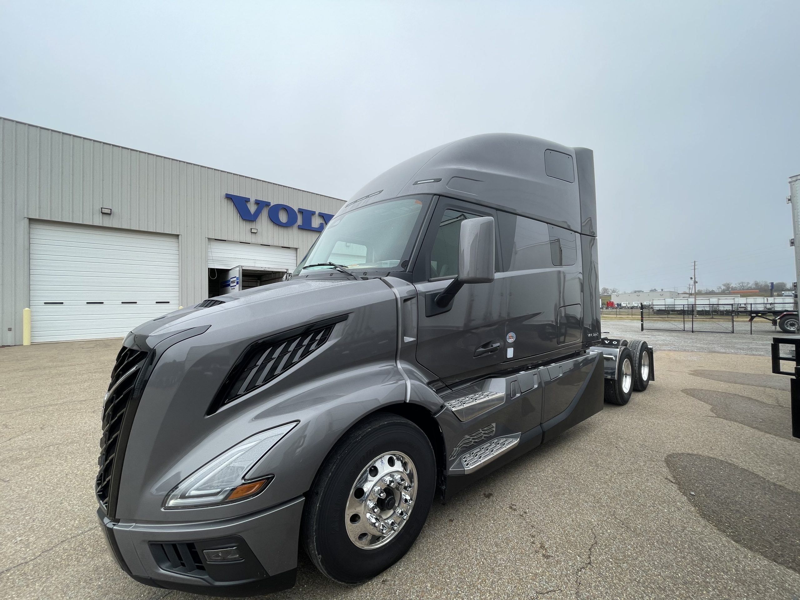 2025 Volvo VNL 860 Edge Black SN689513 - image 5 of 6