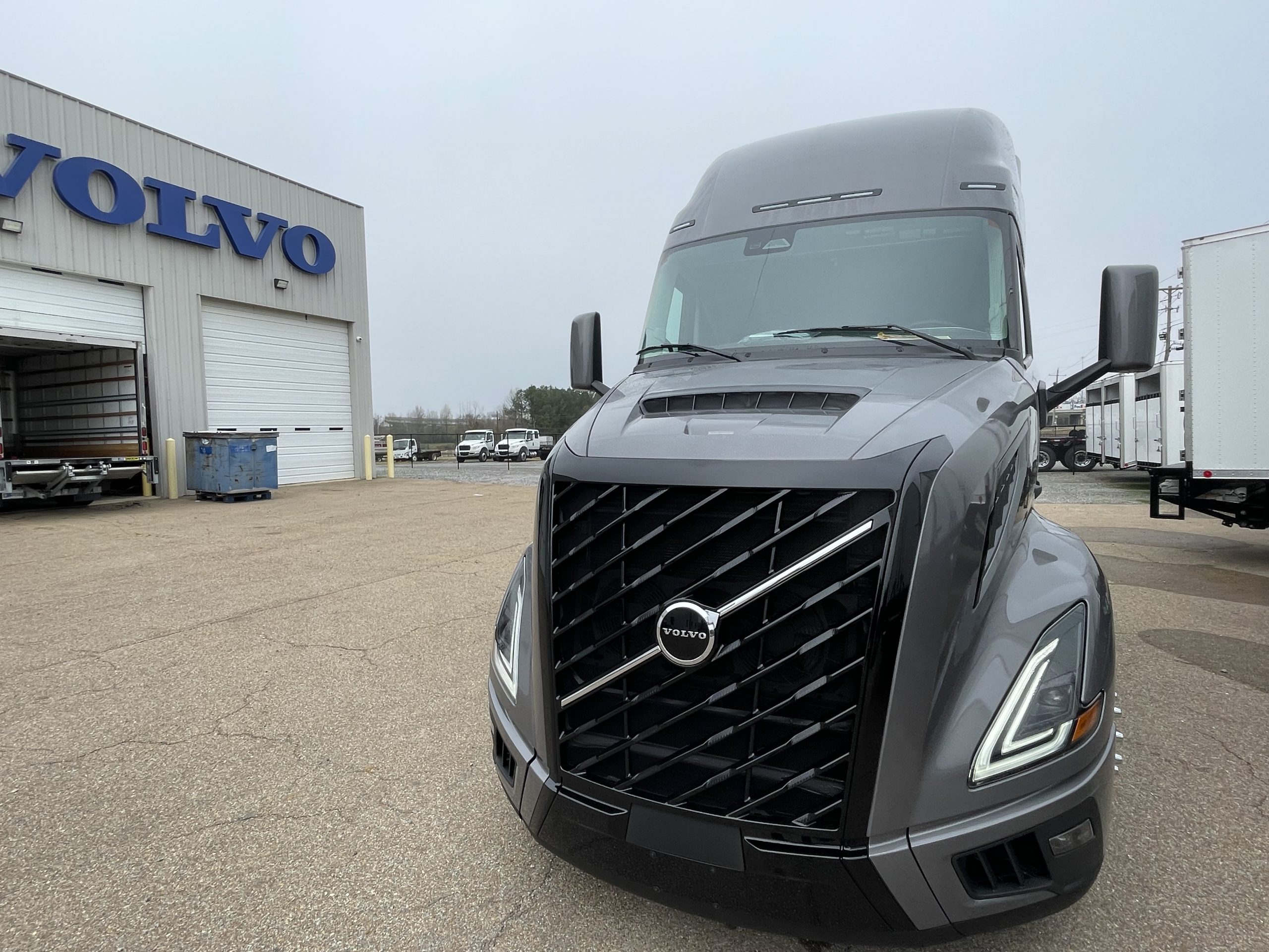 2025 Volvo VNL 860 Edge Black SN689513 - image 2 of 6