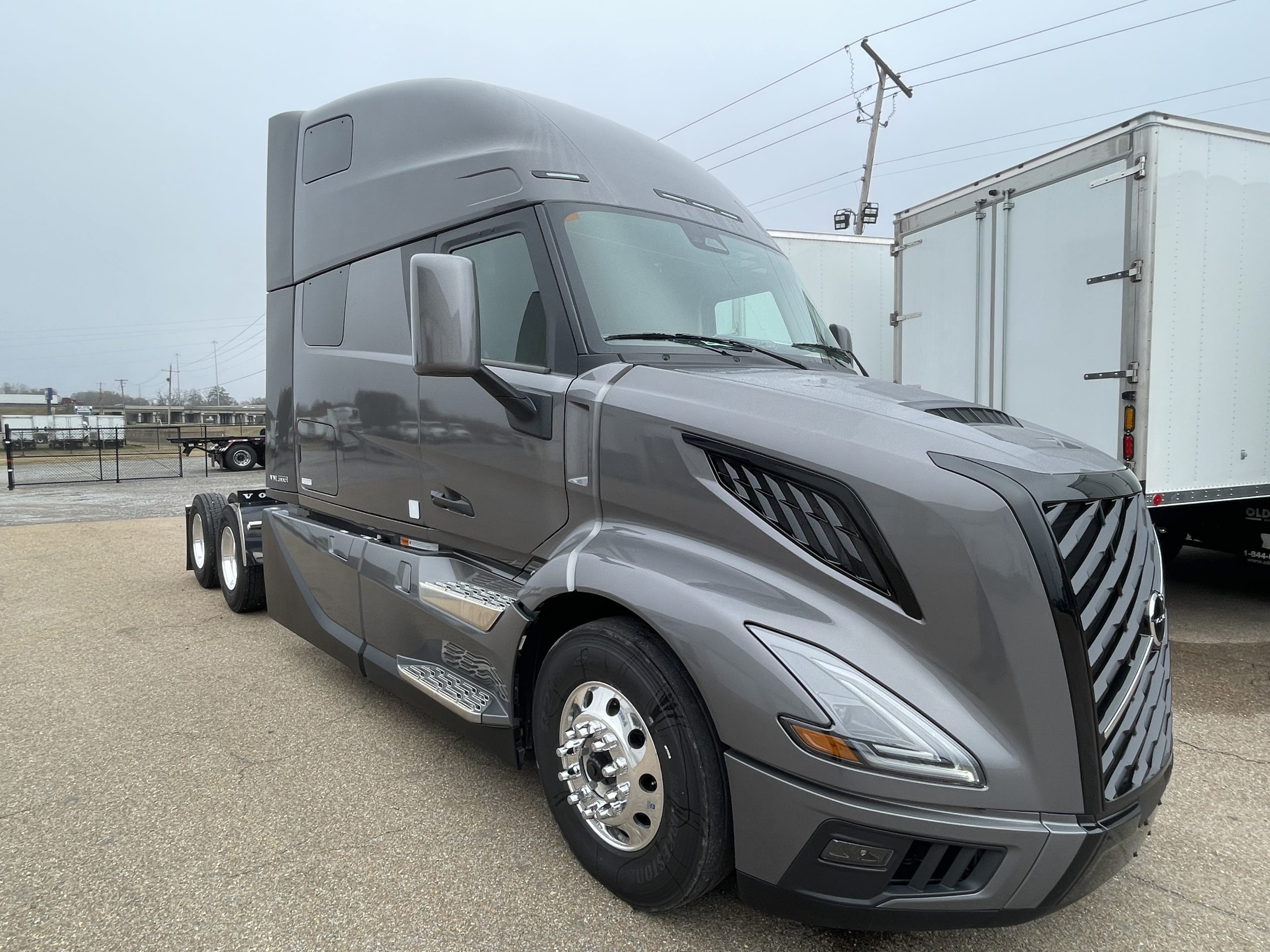 2025 Volvo VNL 860 Edge Black SN689513 - image 3 of 6