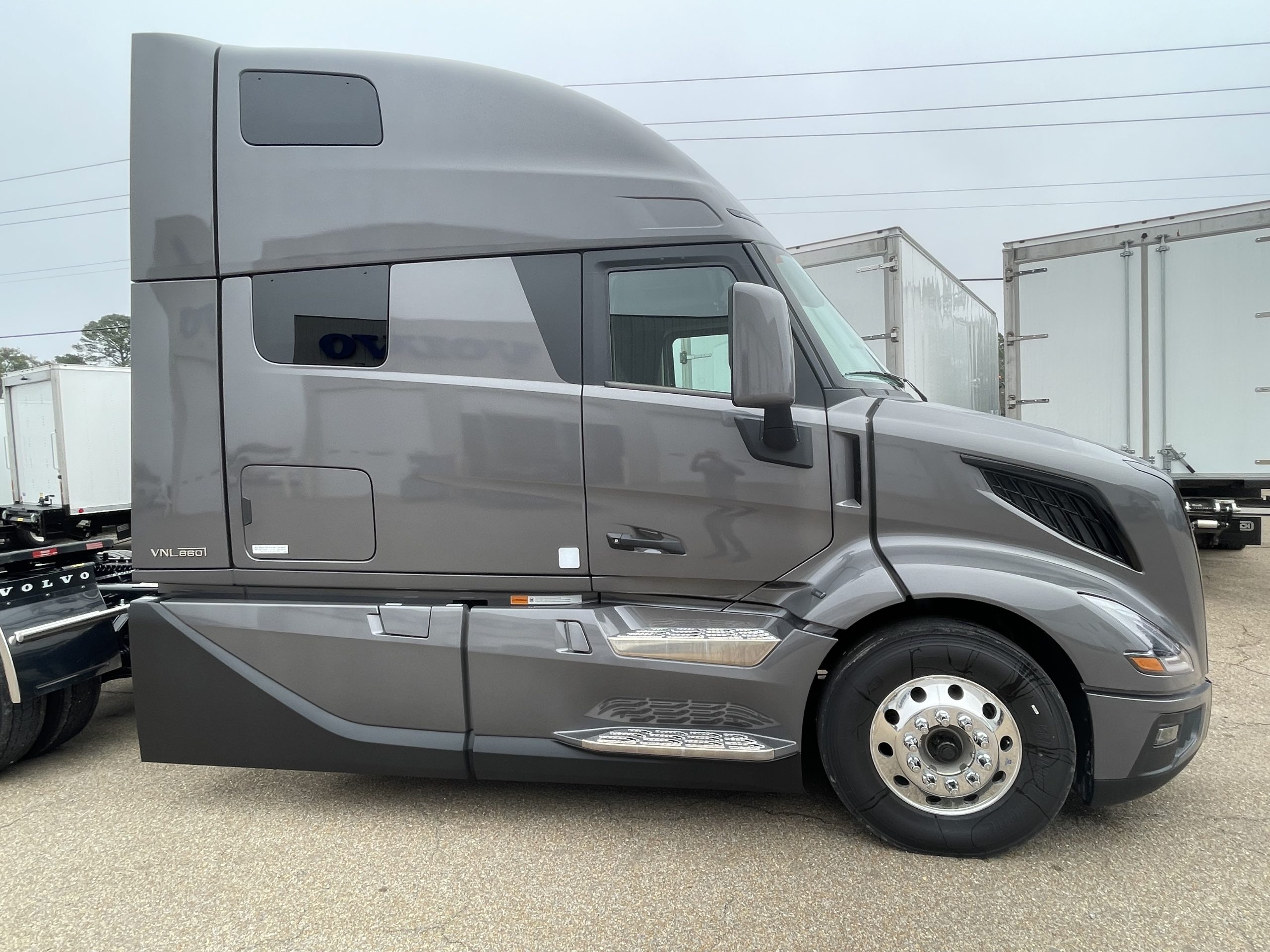 2025 Volvo VNL 860 Edge Black SN689513 - image 4 of 6