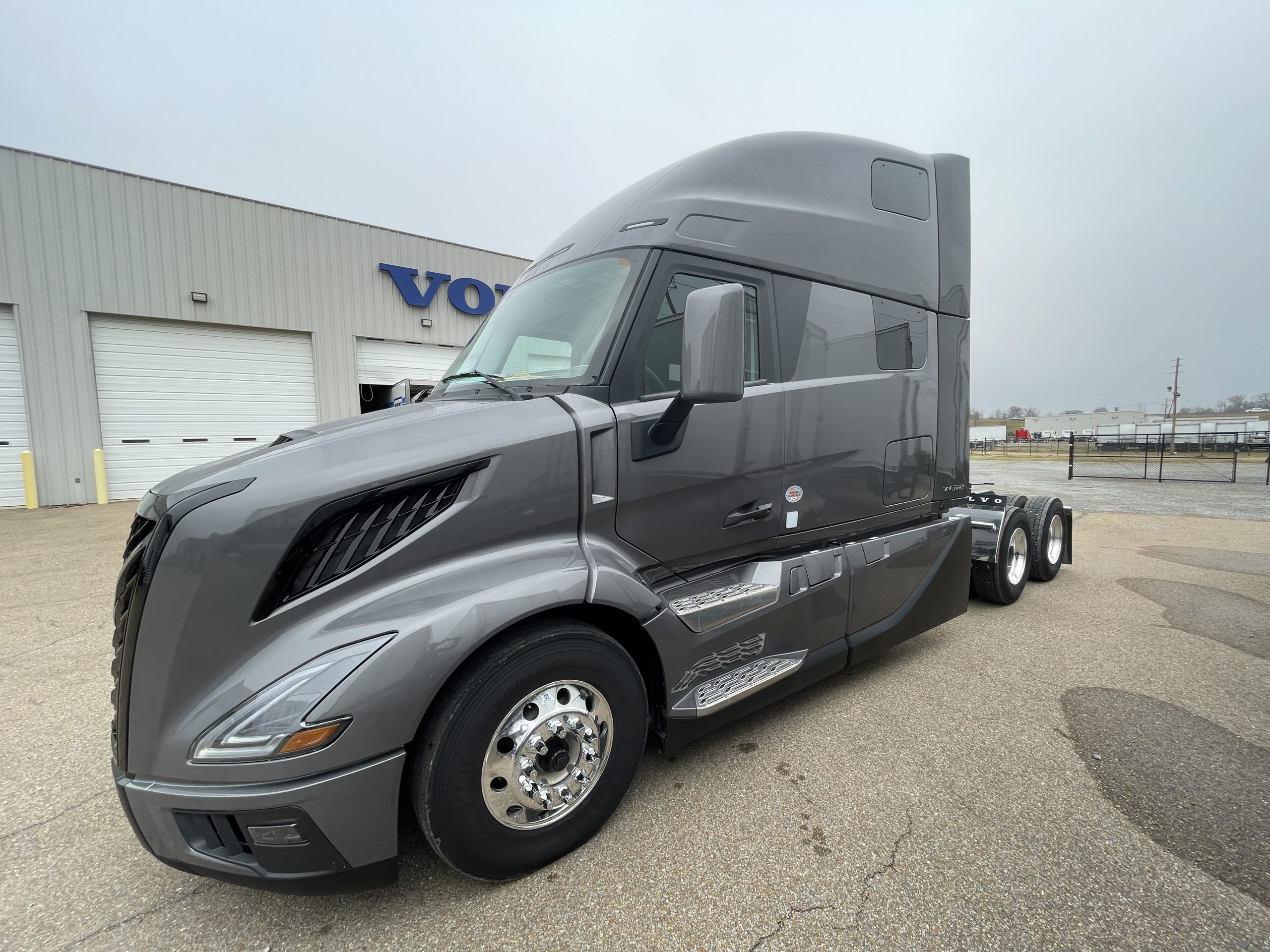 2025 Volvo VNL 860 Edge Black SN689513 - image 1 of 6