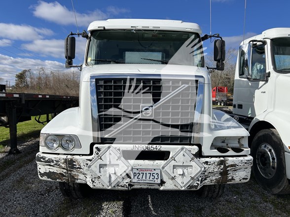 2018 VOLVO VHD84B300 - image 2 of 6