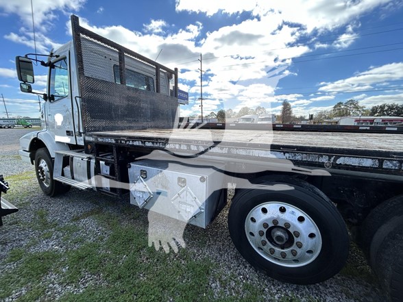 2018 VOLVO VHD84B300 - image 4 of 6