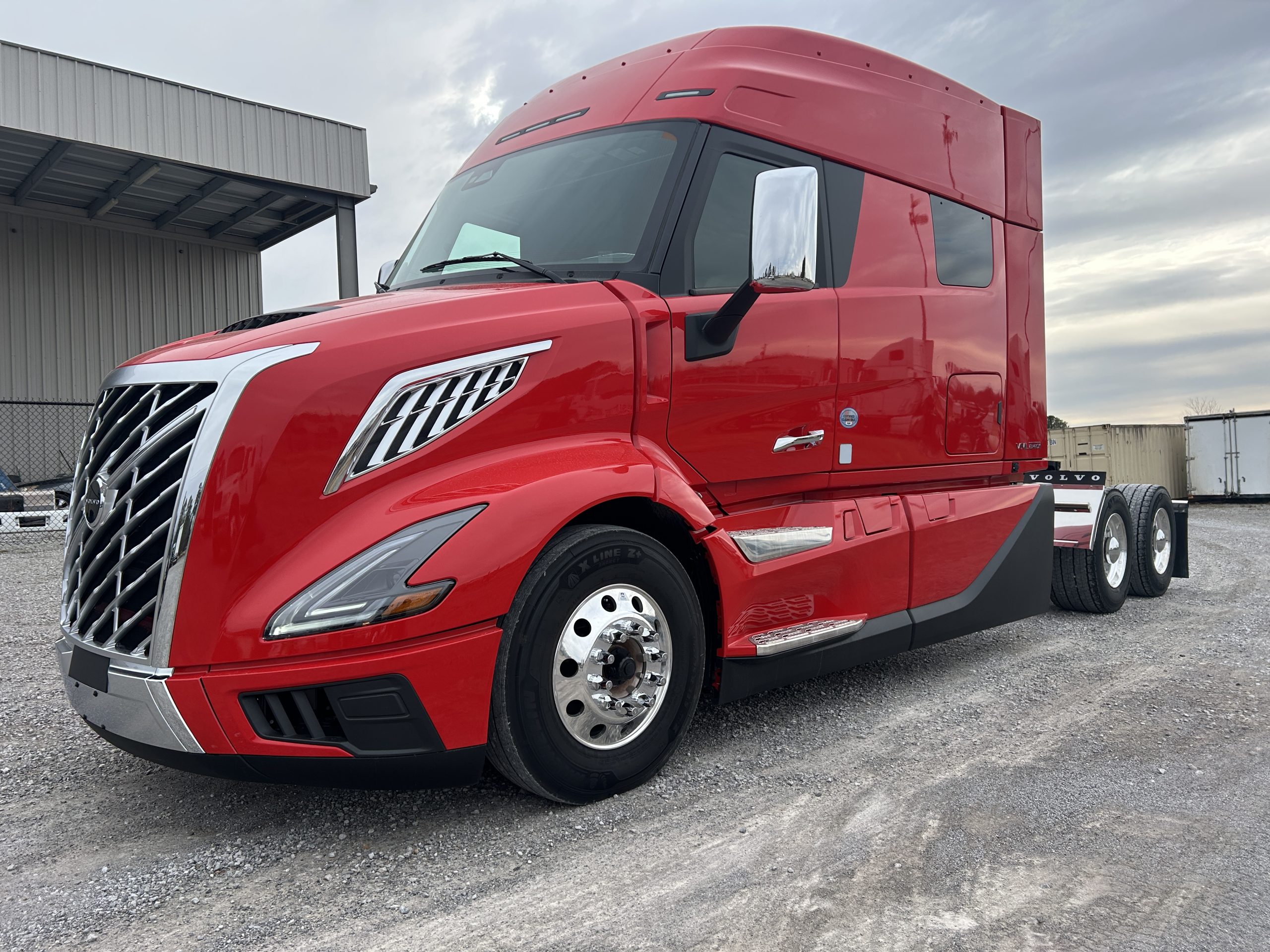 2025 VOLVO VNL 640 ULTIMATE SN692933 - image 1 of 6