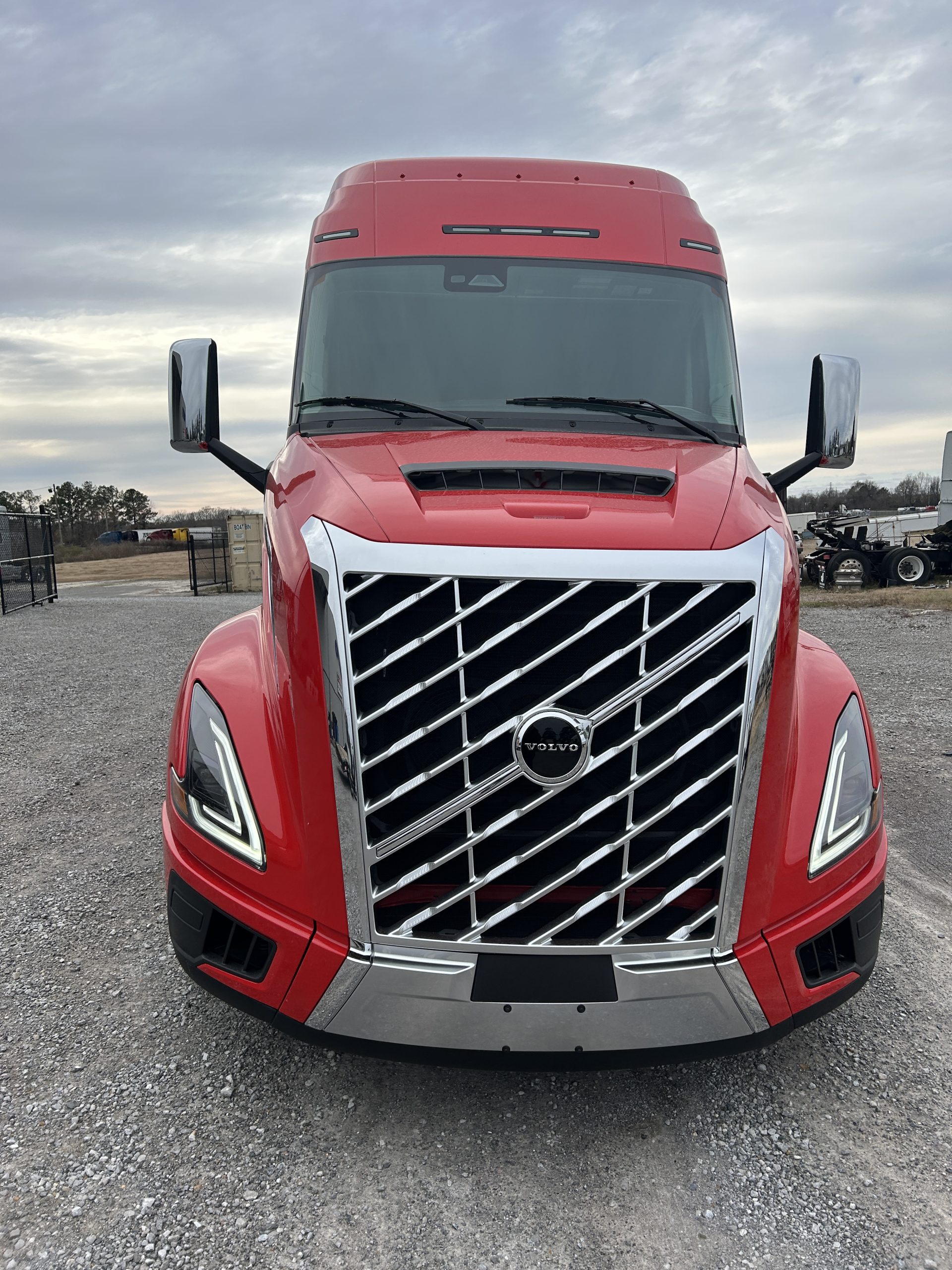 2025 VOLVO VNL 640 ULTIMATE SN692933 - image 2 of 6