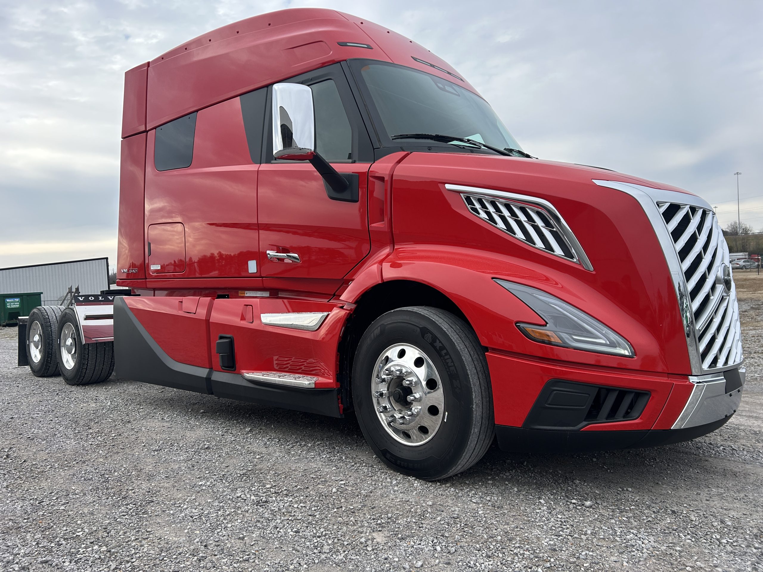 2025 VOLVO VNL 640 ULTIMATE SN692933 - image 3 of 6