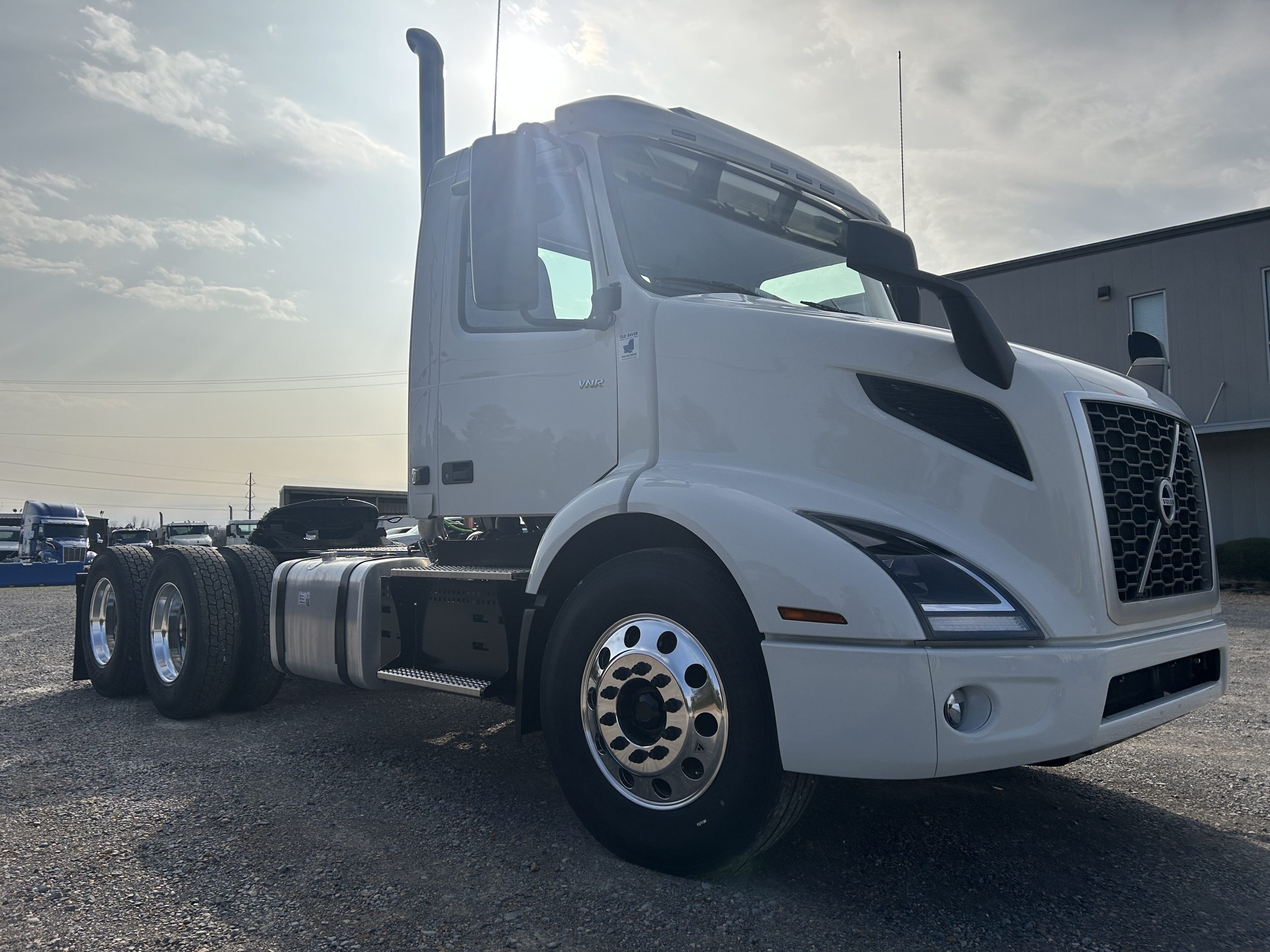 2026 Volvo VNR 300 Day Cabs - Fleet of 18 Available - image 2 of 6