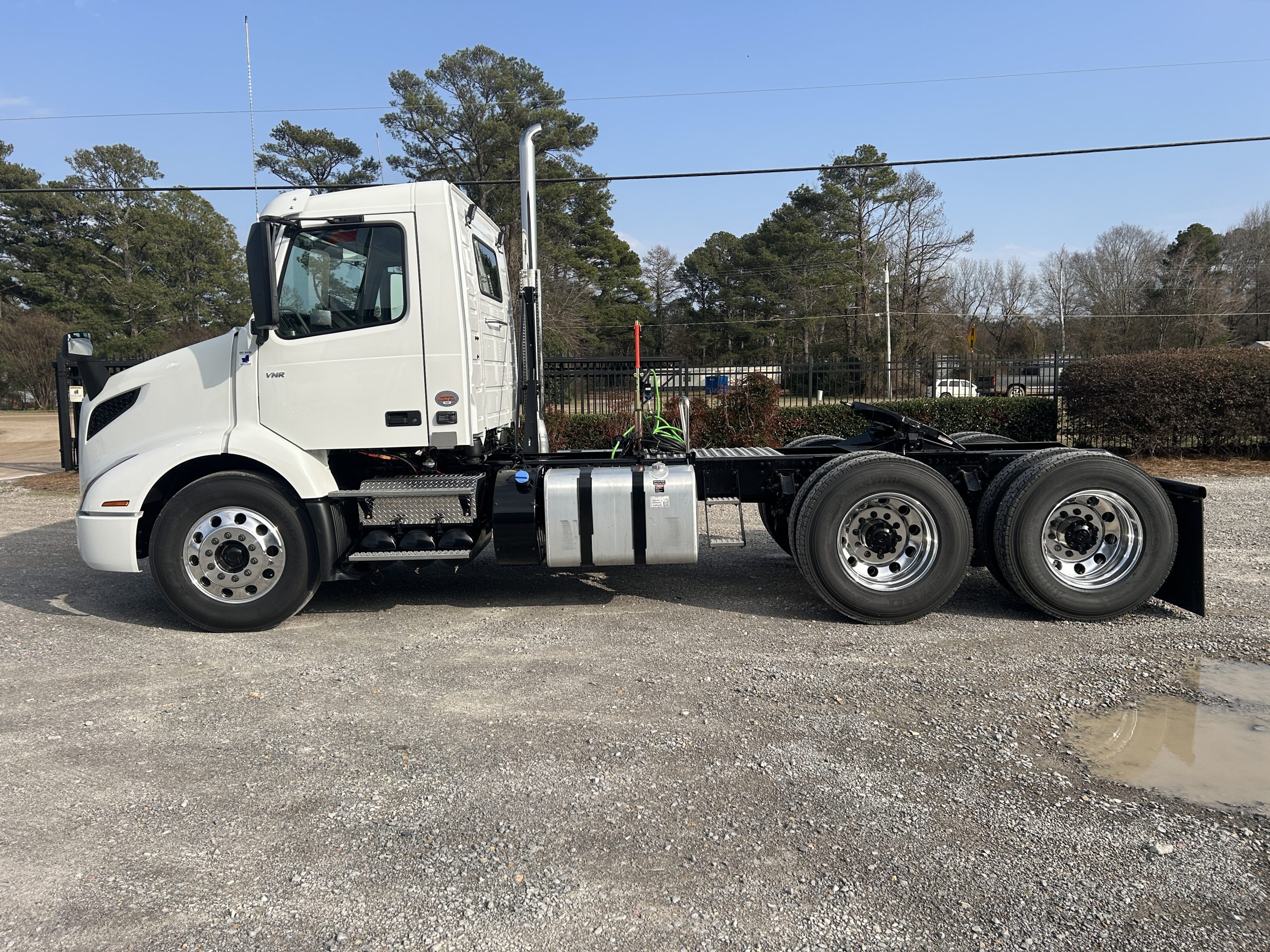 2026 Volvo VNR 300 Day Cabs - Fleet of 18 Available - image 4 of 6