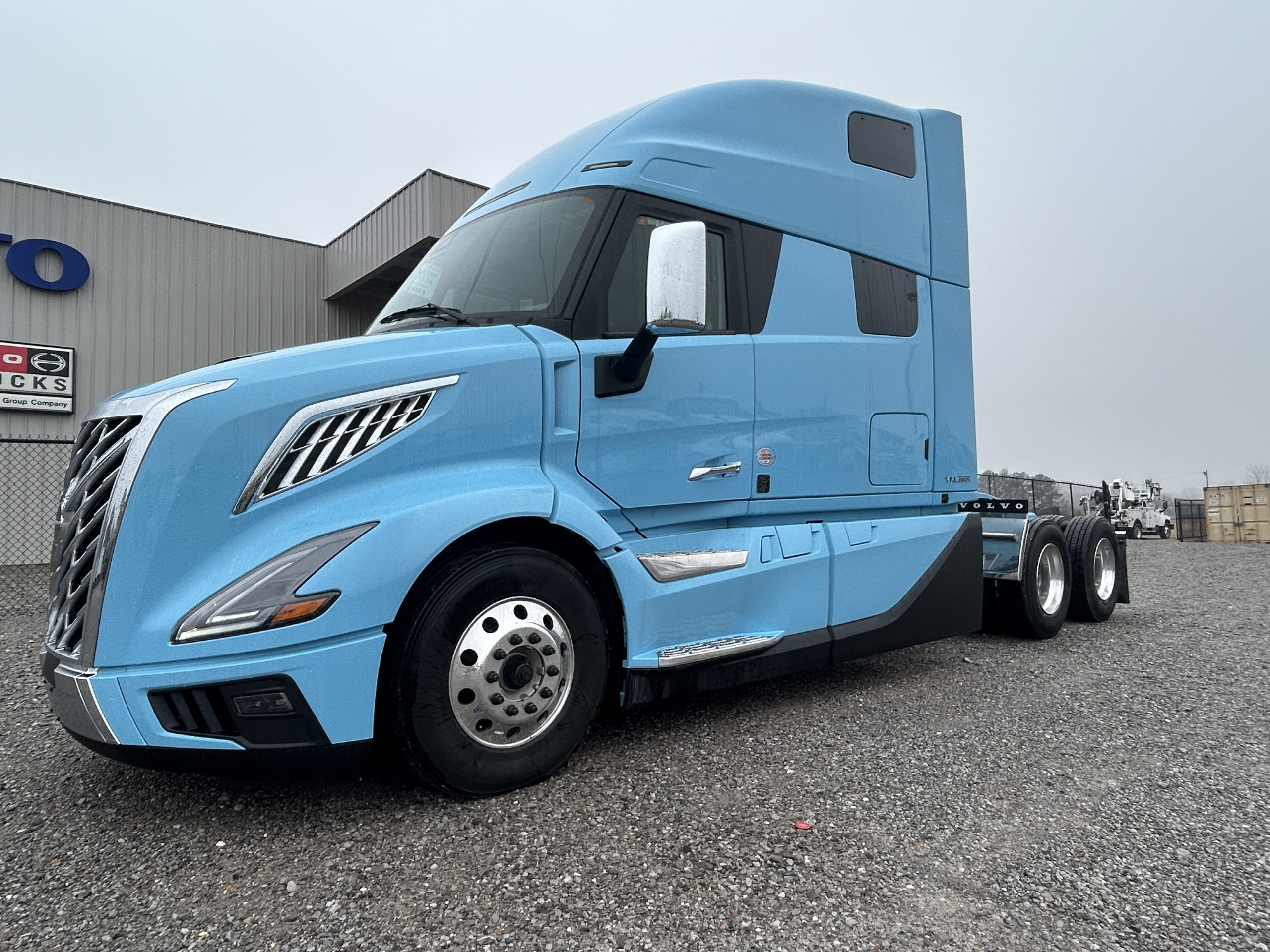 2025 Volvo VNL 860 Ultimate SN689512 - image 1 of 6