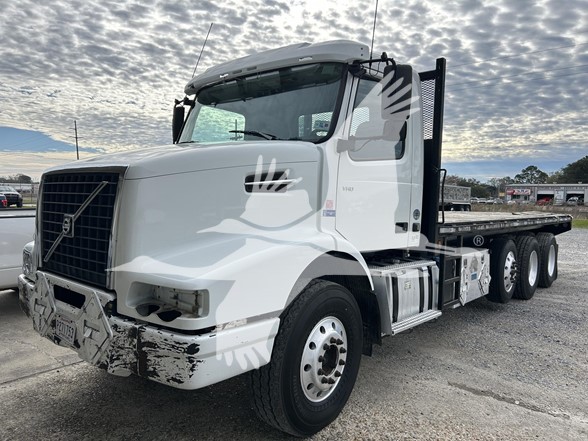 2018 VOLVO VHD84B300 - image 3 of 6