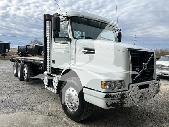 2018 VOLVO VHD84B300 - image 1 of 6