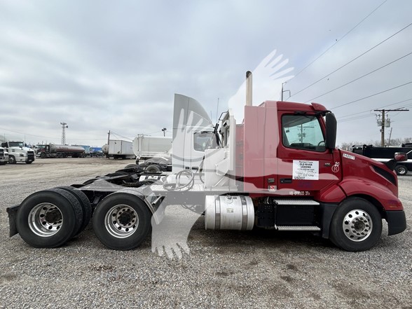 2020 VOLVO VNL64T300 - image 4 of 6