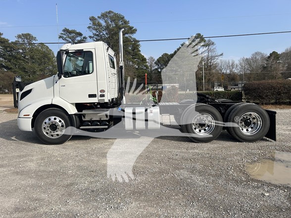 2026 VOLVO VNR64T300 - image 4 of 6