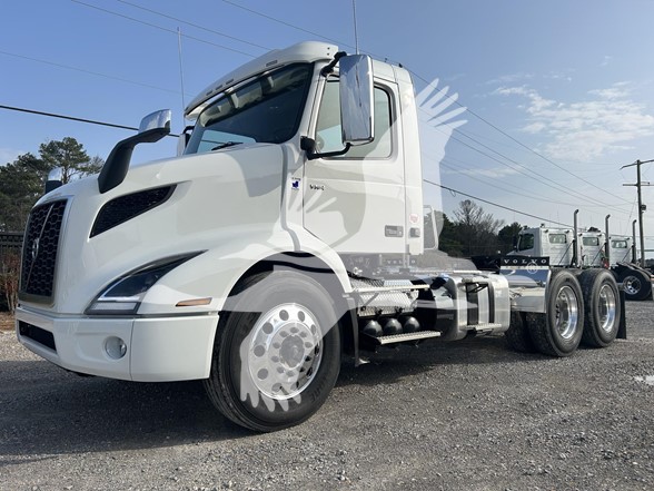 2026 VOLVO VNR64T300 - image 1 of 6