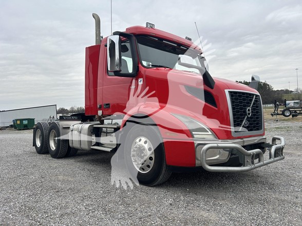 2020 VOLVO VNR64T300 - image 1 of 6