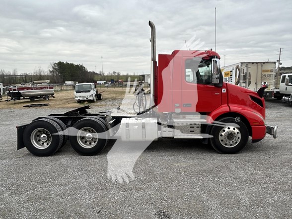2020 VOLVO VNR64T300 - image 2 of 6