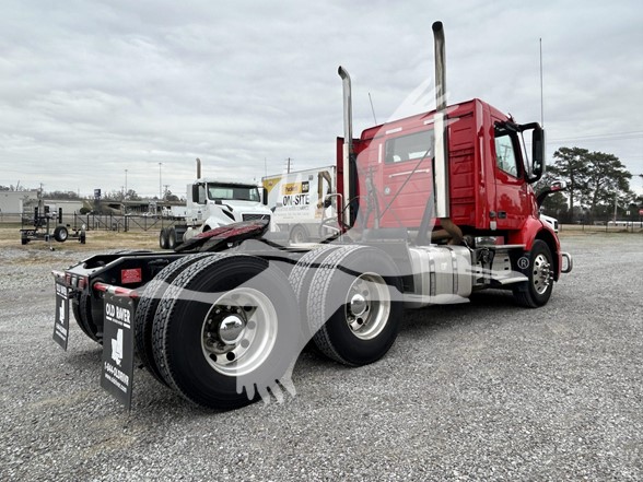 2020 VOLVO VNR64T300 - image 4 of 6