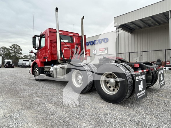 2020 VOLVO VNR64T300 - image 5 of 6
