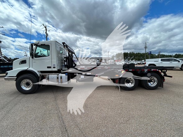 2025 VOLVO VHD64B300 - image 2 of 6