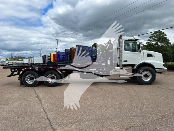 2025 VOLVO VHD64B300 - image 3 of 6