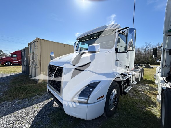 2021 VOLVO VNR64T300 - image 1 of 6