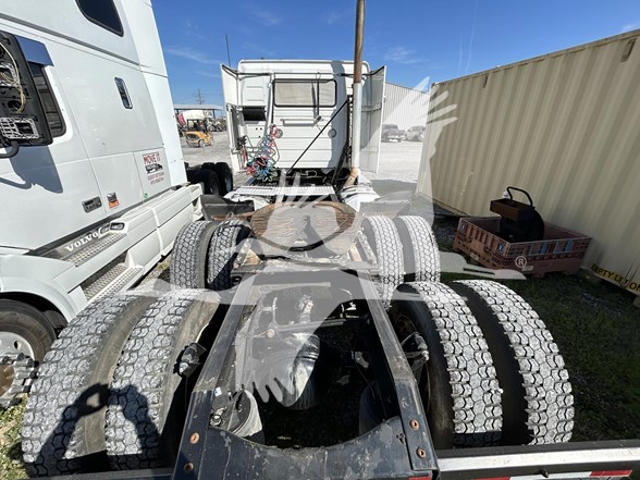 2021 VOLVO VNR64T300 - image 3 of 6