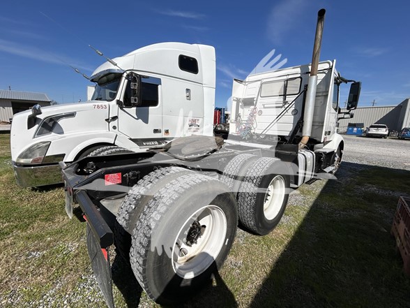 2021 VOLVO VNR64T300 - image 4 of 6