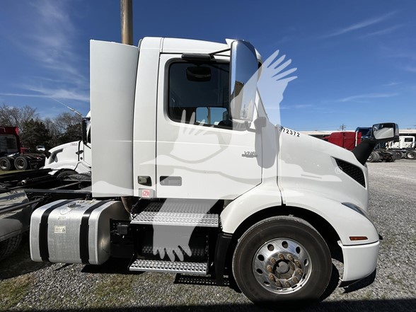 2021 VOLVO VNR64T300 - image 5 of 6