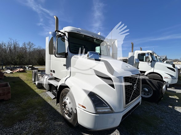 2021 VOLVO VNR64T300 - image 6 of 6