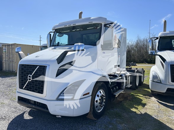 2021 VOLVO VNR64T300 - image 1 of 6