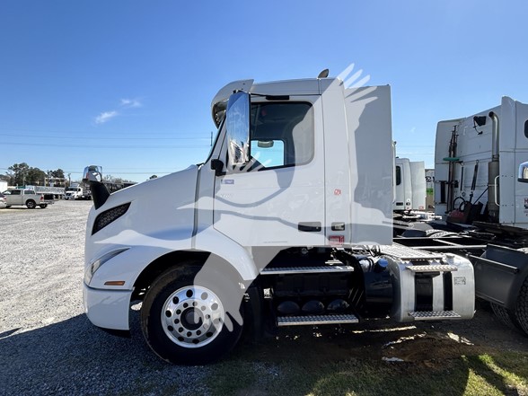 2021 VOLVO VNR64T300 - image 2 of 6