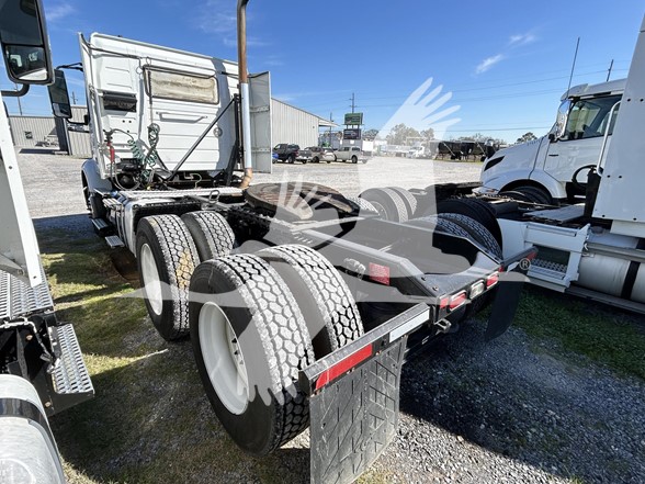 2021 VOLVO VNR64T300 - image 3 of 6
