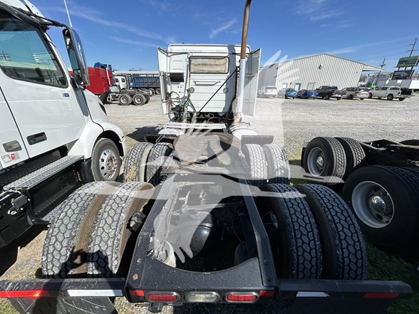 2021 VOLVO VNR64T300 - image 4 of 6