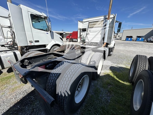 2021 VOLVO VNR64T300 - image 5 of 6