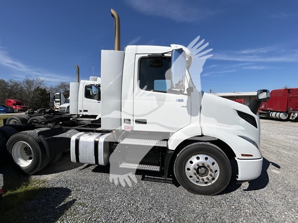 2021 VOLVO VNR64T300 - image 6 of 6