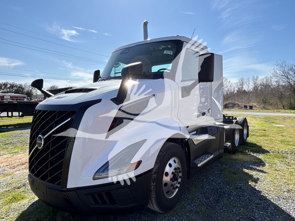 2025 VOLVO VNL64T300 - image 1 of 6