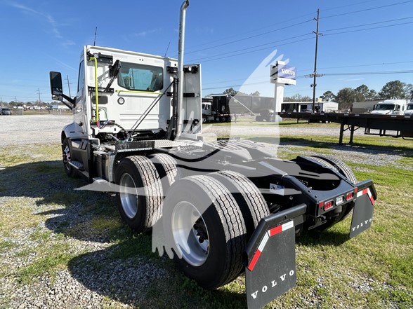 2025 VOLVO VNL64T300 - image 2 of 6