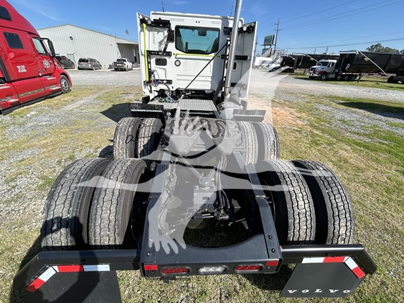 2025 VOLVO VNL64T300 - image 3 of 6