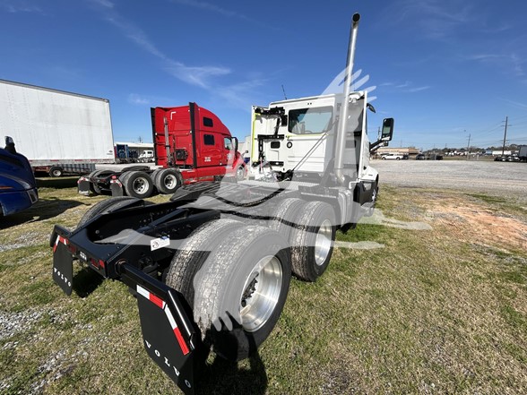 2025 VOLVO VNL64T300 - image 4 of 6