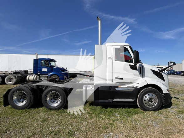 2025 VOLVO VNL64T300 - image 5 of 6