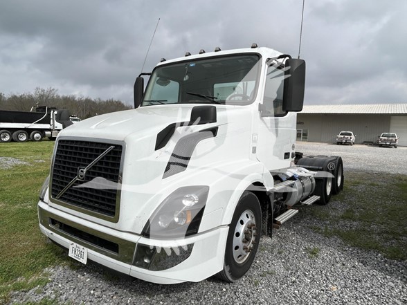 2016 VOLVO VNL64T300 - image 1 of 6