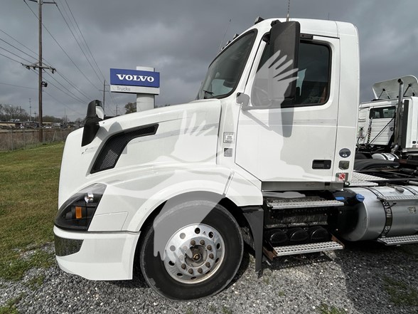 2016 VOLVO VNL64T300 - image 2 of 6