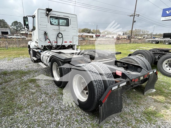 2016 VOLVO VNL64T300 - image 3 of 6