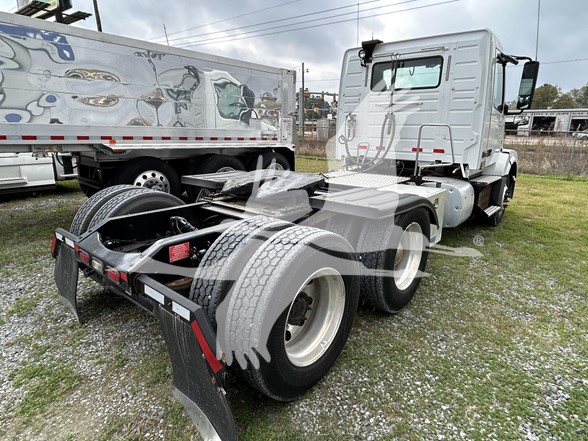 2016 VOLVO VNL64T300 - image 5 of 6