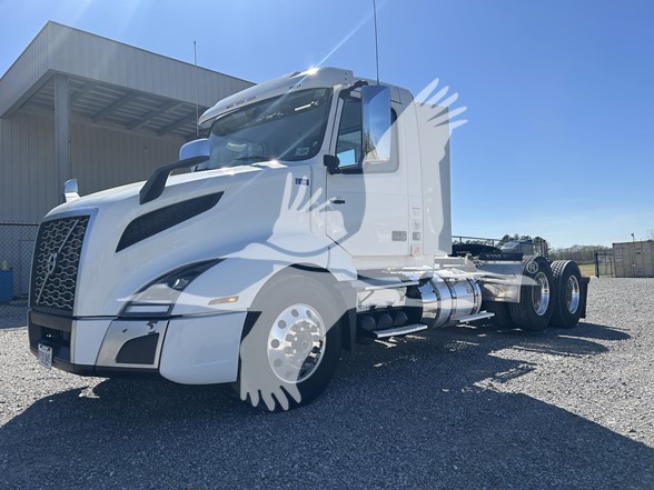 2020 VOLVO VNL42T300 - image 1 of 6