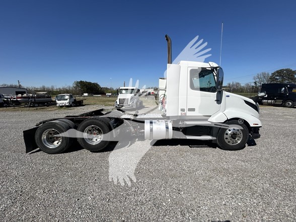 2020 VOLVO VNL42T300 - image 2 of 6