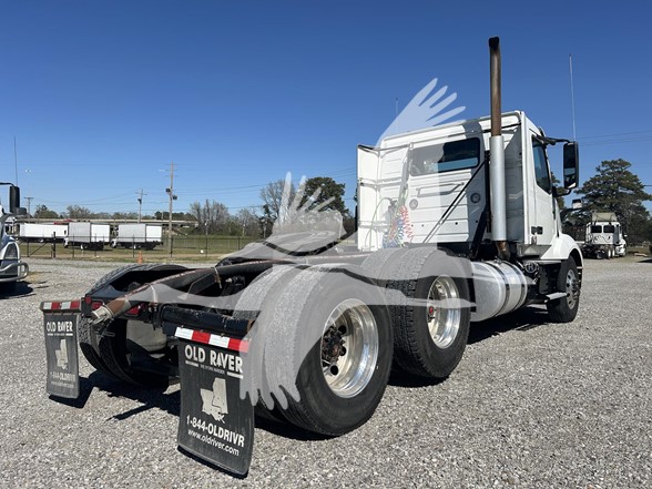 2020 VOLVO VNL42T300 - image 4 of 6