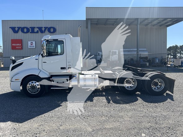 2020 VOLVO VNL42T300 - image 3 of 6