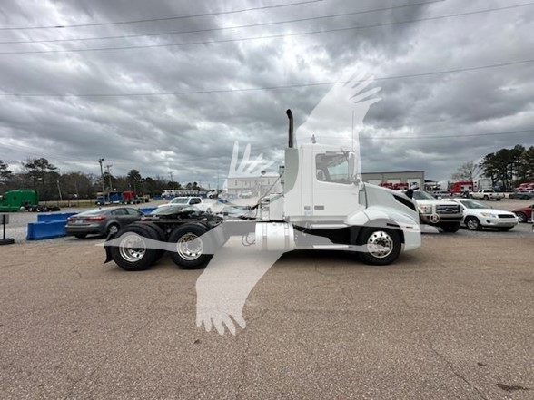 2020 VOLVO VNL64T300 - image 1 of 6