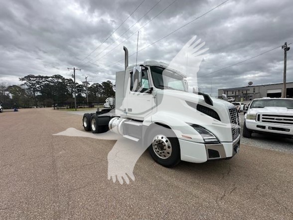 2020 VOLVO VNL64T300 - image 5 of 6